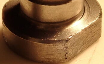 We use two cutters to precisely and quickly face mill the rod, but highly possible to cause burrs at the end of the flat surface.