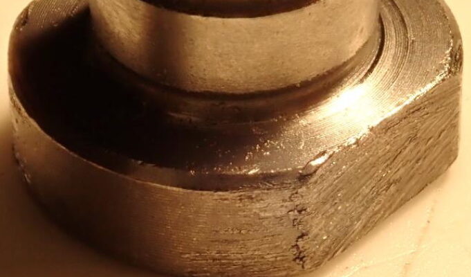 We use two cutters to precisely and quickly face mill the rod, but highly possible to cause burrs at the end of the flat surface.